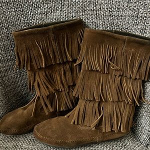 Minnetonka tall fringe boot women’s size 9